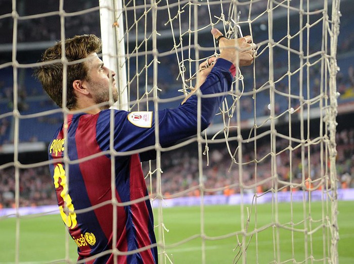 Gerard Pique lifts the league champion trophy after Barcelona won their 26th league title at the end of the Spanish League football match between Barcelona and Levante at the Camp Nou stadium in Barcelona on April 27, 2019
 (Photo by Jose Breton/NurPhoto via Getty Images)