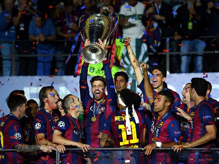 Gerard Pique lifts the league champion trophy after Barcelona won their 26th league title at the end of the Spanish League football match between Barcelona and Levante at the Camp Nou stadium in Barcelona on April 27, 2019
 (Photo by Jose Breton/NurPhoto via Getty Images)