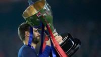 Pique pun mengakhiri karier di Barcelona dengan raihan 30 piala! (Getty Images)