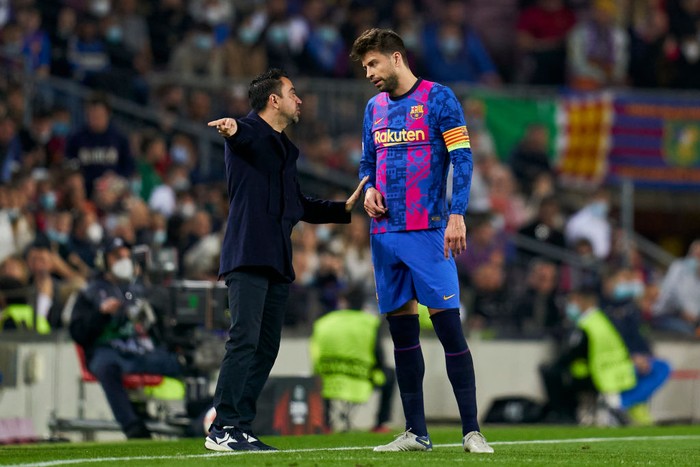 BARCELONA, SPAIN - FEBRUARY 17:  Xavi Hernandez, Manager of FC Barcelona gives his instructions to Gerard Pique during the UEFA Europa League Knockout Round Play-Off Leg One match between FC Barcelona and SSC Napoli at Camp Nou on February 17, 2022 in Barcelona, Spain.  (Photo by Pedro Salado/Quality Sport Images/Getty Images)