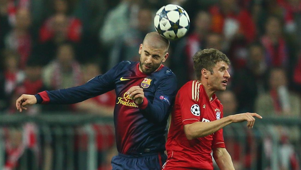 Gerard Pique dan Thomas Mueller. (Foto: Bongarts/Getty Images/Alex Grimm)