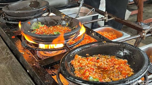 Hot! Sambal Bakar Mang Ujang di Bandung Bikin Keringetan