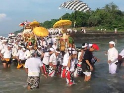 Melasti Desa Gegelang-Antiga Karangasem Terobos Derasnya Sungai