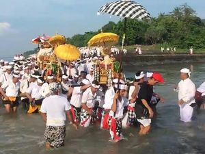 Melasti Desa Gegelang-Antiga Karangasem Terobos Derasnya Sungai Melasti Desa Gegelang-Antiga Karangasem Terobos Derasnya Sungai