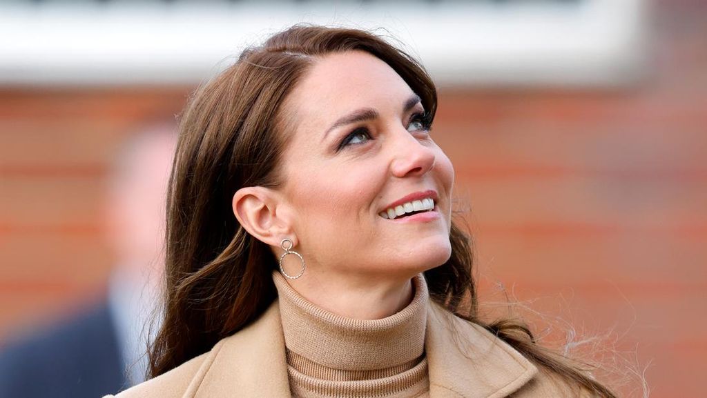Foto: Gaya Putri Kate Middleton Padukan Baju Mewah dengan Anting Rp 26.000