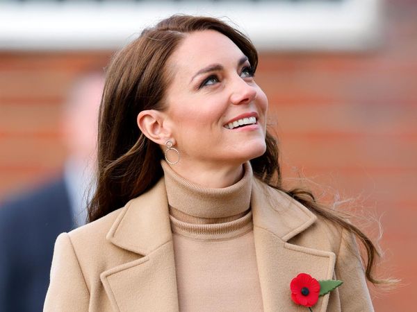 Foto: Gaya Putri Kate Middleton Padukan Baju Mewah dengan Anting Rp 26.000