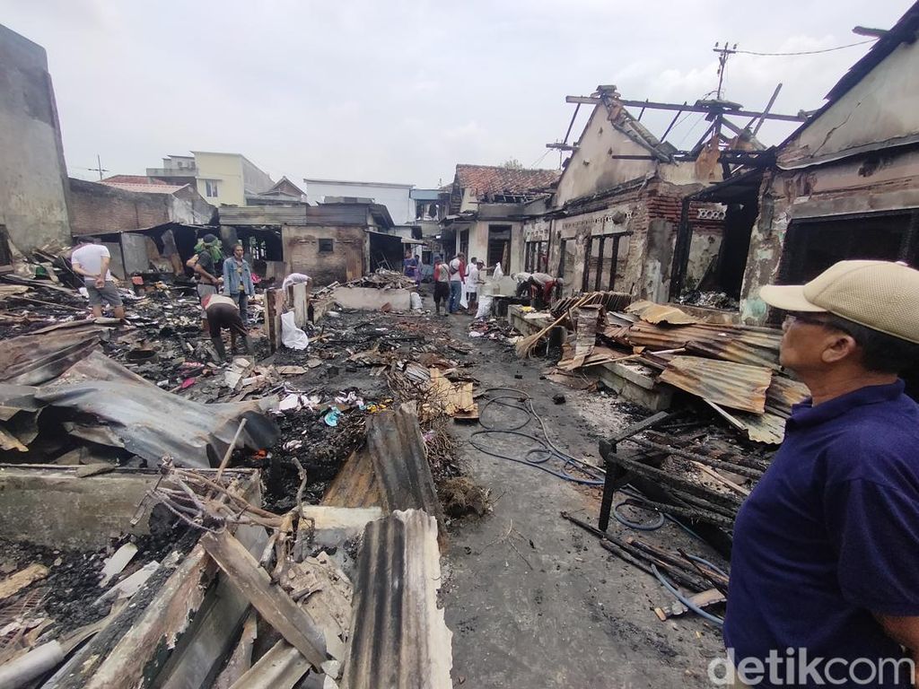 Puluhan Korban Kebakaran Rumah di Kedondong Surabaya Diungsikan ke Balai RW