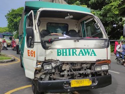 Totolan Dua Truk Terjadi di Raya Gelam Sidoarjo, Lalin Macet hingga 6 KM