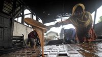 Melihat Proses Pembuatan Gula Tebu di Kerinci