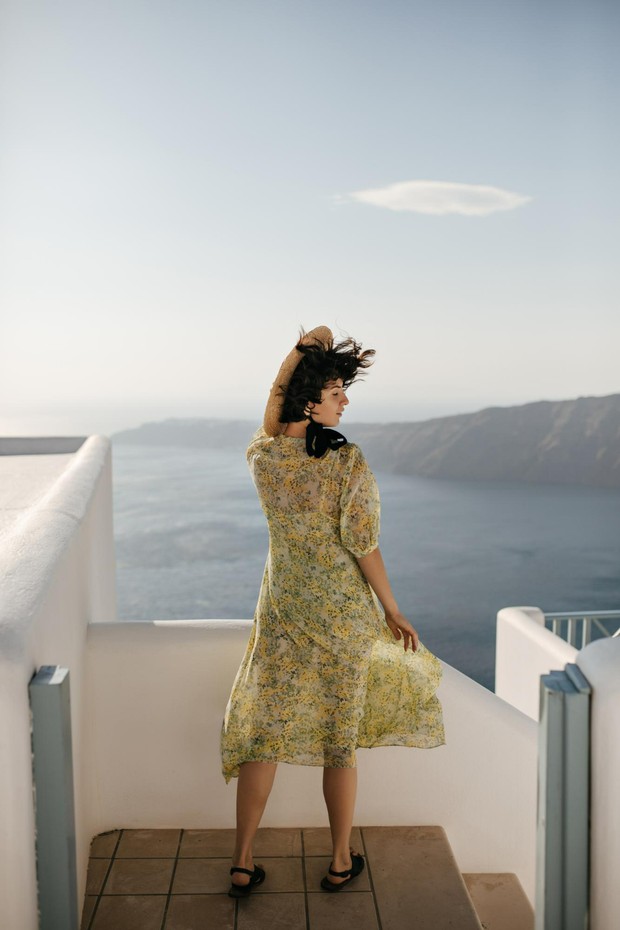 Midi dress floral/Sumber: Freepik Midi dress floral/Sumber: Freepik