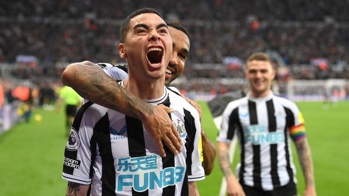 NEWCASTLE UPON TYNE, ENGLAND - OCTOBER 29: Goalscorer Miguel Almiron celebrates after scoring the fourth Newcastle goal with Callum Wilson (r) during the Premier League match between Newcastle United and Aston Villa at St. James Park on October 29, 2022 in Newcastle upon Tyne, England. (Photo by Stu Forster/Getty Images)