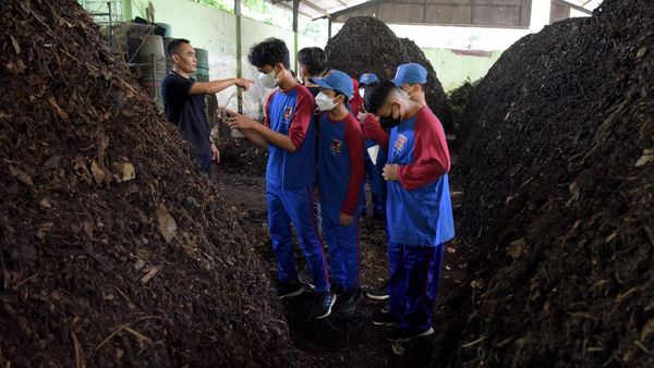 Peduli Lingkungan, Siswa SMP Ini Belajar Pengolahan Sampah Organik