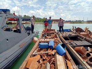 Polisi Tangkap 7 Perompak Kapal Tongkang Muatan Besi Scrap di Perairan Batam