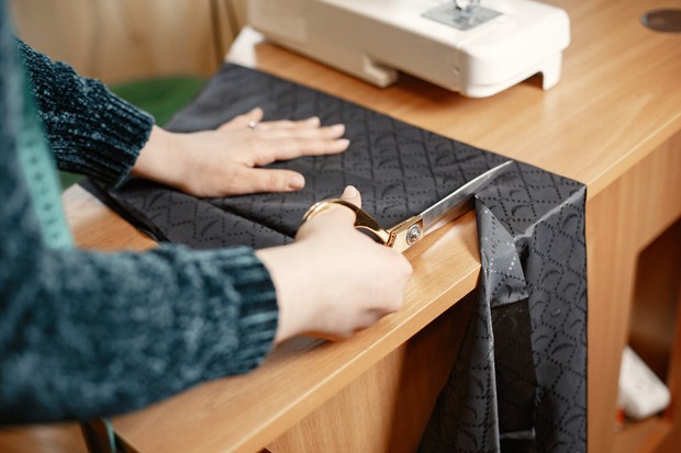 Potong bahan yang akan dijahit/Sumber: Freepik Potong bahan yang akan dijahit/Sumber: Freepik