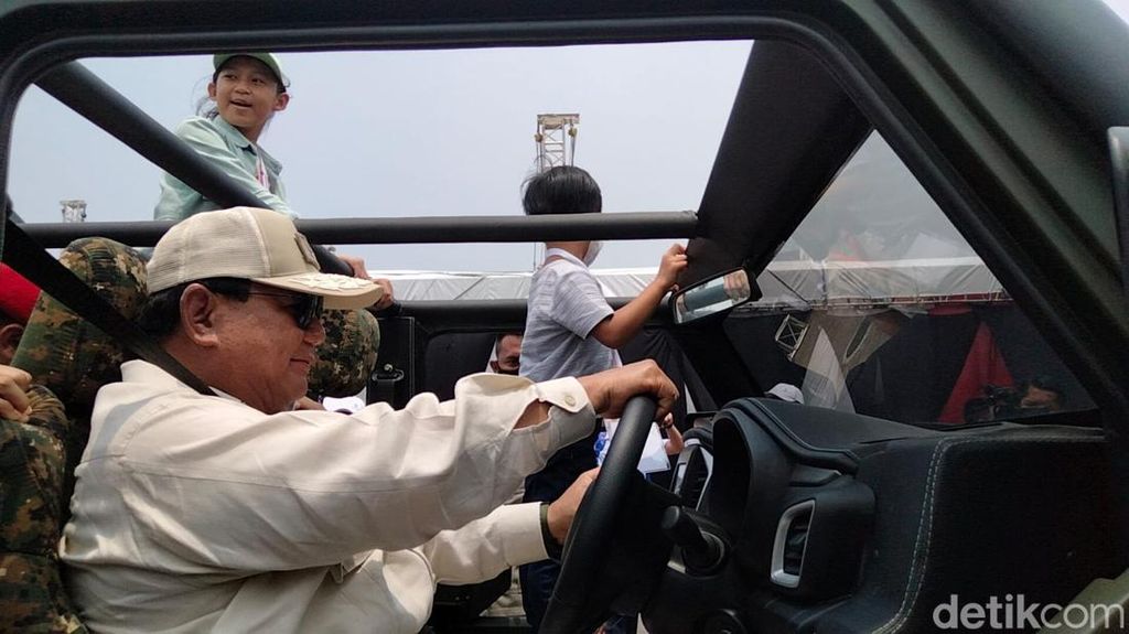 Potret Prabowo Jadi Sopir Odong-odong Militer Demi Anak-anak