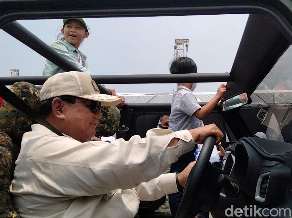 Potret Prabowo Jadi Sopir Odong-odong Militer Demi Anak-anak