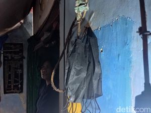Cerita Sari, Warga Bandung yang Tinggal di Rumah Gelap Tanpa Atap Cerita Sari, Warga Bandung yang Tinggal di Rumah Gelap Tanpa Atap