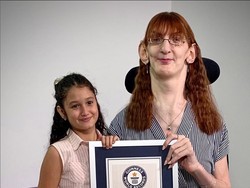 Wanita Tertinggi di Dunia Pertama Kali Naik Pesawat, Begini Penampakannya