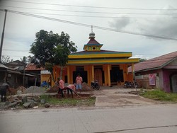 Relawan Mak Ganjar Lakukan Perbaikan Selokan Rumah Ibadah di Kaltim