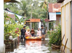 Relawan Ganjar Bagikan Ratusan Paket Makanan ke Korban Banjir Sumut