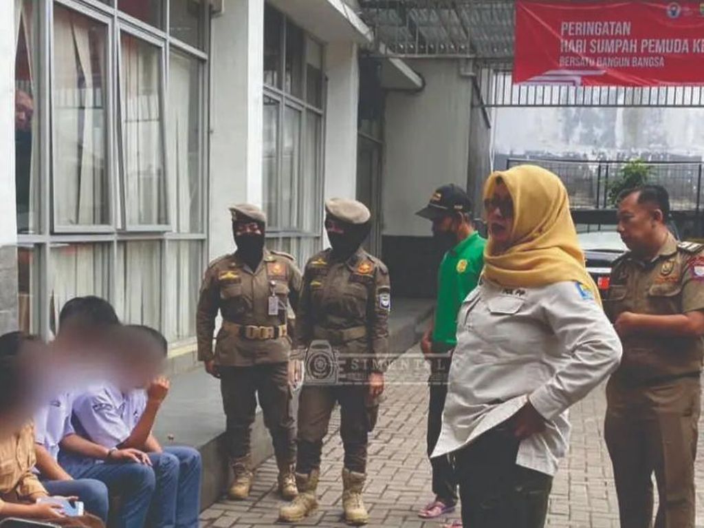 Satpol PP Bandung Ciduk Pelajar Mabuk di Taman Maluku