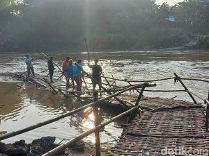 Jembatan Sesek Ngepung Putus Diterjang Arus Bengawan Solo Jembatan Sesek Ngepung Putus Diterjang Arus Bengawan Solo