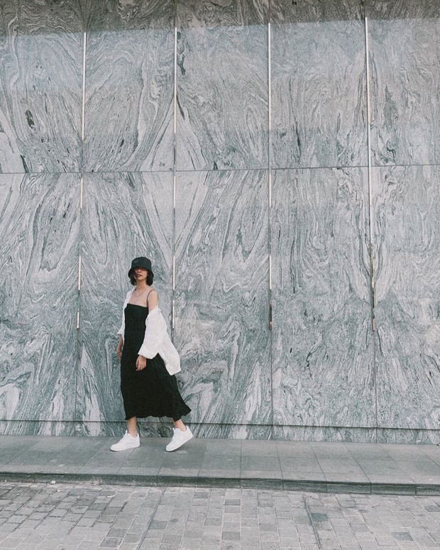 Sheila Dara dengan Strap black dress/Sumber: Instagram @sheiladaisha