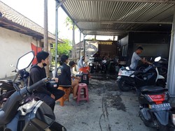 Usaha Cuci Motor di Denpasar Banjir Orderan Imbas Tumpek Landep