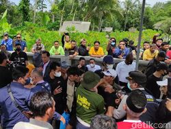 Autopsi Korban Tragedi Kanjuruhan Diwarnai Tangis Histeris Ortu hingga Pingsan