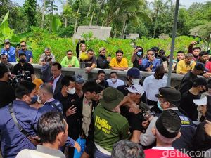 Autopsi Kanjuruhan Diwarnai Haru Keluarga, Ayah Korban Sempat Pingsan