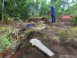 TPU di Banyuwangi Diterjang Banjir, Puluhan Mayat Hanyut TPU di Banyuwangi Diterjang Banjir, Puluhan Mayat Hanyut