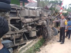 Korban Truk Terguling di Bogor Jadi 2 Orang, Luka di Wajah dan Dada
