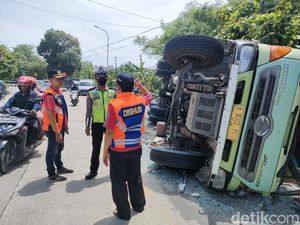 Truk Tronton Muat Semen di Bojonegoro Tabrak Pagar Lalu Terguling Truk Tronton Muat Semen di Bojonegoro Tabrak Pagar Lalu Terguling