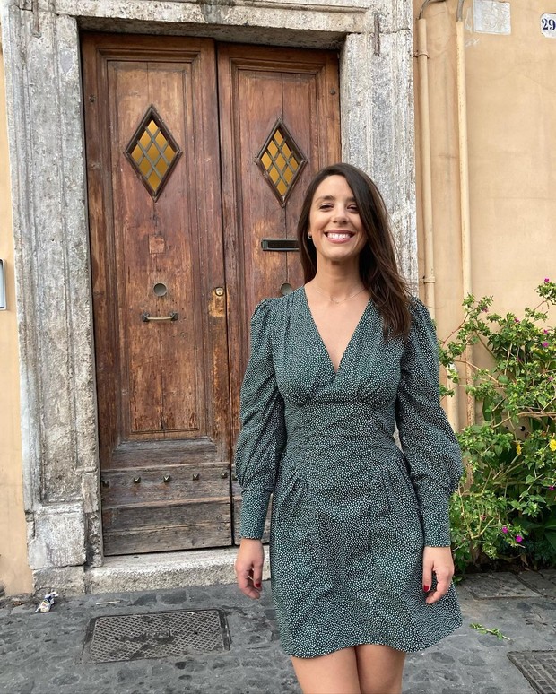 V-neck mini dress/Sumber: Instagram @lupariasewing V-neck mini dress/Sumber: Instagram @lupariasewing