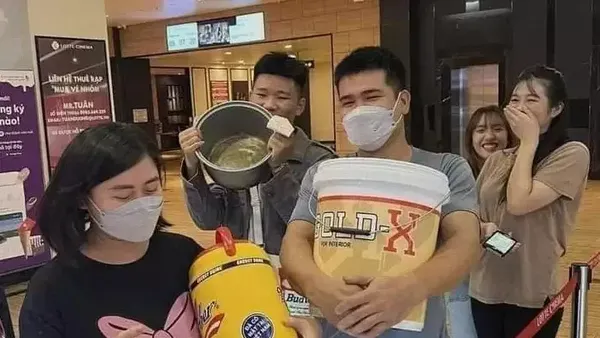 10 Wadah Nyeleneh yang Dipakai untuk Beli Popcorn di Bioskop