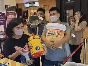 10 Wadah Nyeleneh yang Dipakai untuk Beli Popcorn di Bioskop 10 Wadah Nyeleneh yang Dipakai untuk Beli Popcorn di Bioskop