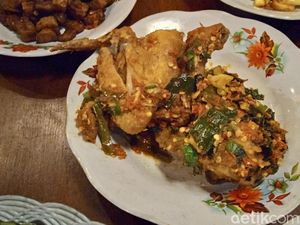 Warung Makan Dekat SMA 3 Jaksel Ini Suguhkan Ayam Pedas Gurih Warung Makan Dekat SMA 3 Jaksel Ini Suguhkan Ayam Pedas Gurih