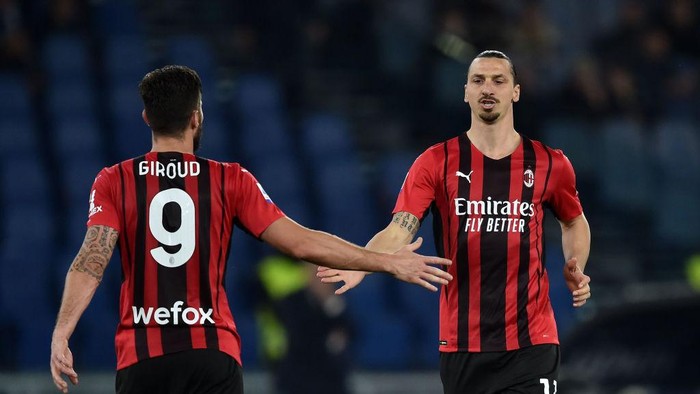ROME, ITALY - APRIL 24: Olivier Giroud and Zlatan Ibrahimovic of AC Milan gesture during the Serie A match between SS Lazio and AC Milan at Stadio Olimpico on April 24, 2022 in Rome, Italy.  (Photo by Giuseppe Bellini/Getty Images)