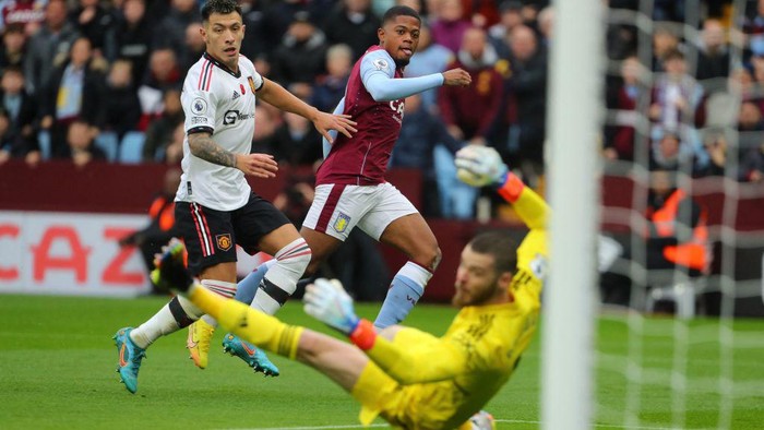 Aston Villas Jamaican striker Leon Bailey (C) scores his teams first goal past Manchester Uniteds Spanish goalkeeper David de Gea (R) during the English Premier League football match between Aston Villa and Manchester Utd at Villa Park in Birmingham, central England on November 6, 2022. - RESTRICTED TO EDITORIAL USE. No use with unauthorized audio, video, data, fixture lists, club/league logos or live services. Online in-match use limited to 120 images. An additional 40 images may be used in extra time. No video emulation. Social media in-match use limited to 120 images. An additional 40 images may be used in extra time. No use in betting publications, games or single club/league/player publications. (Photo by Geoff Caddick / AFP) / RESTRICTED TO EDITORIAL USE. No use with unauthorized audio, video, data, fixture lists, club/league logos or live services. Online in-match use limited to 120 images. An additional 40 images may be used in extra time. No video emulation. Social media in-match use limited to 120 images. An additional 40 images may be used in extra time. No use in betting publications, games or single club/league/player publications. / RESTRICTED TO EDITORIAL USE. No use with unauthorized audio, video, data, fixture lists, club/league logos or live services. Online in-match use limited to 120 images. An additional 40 images may be used in extra time. No video emulation. Social media in-match use limited to 120 images. An additional 40 images may be used in extra time. No use in betting publications, games or single club/league/player publications. (Photo by GEOFF CADDICK/AFP via Getty Images)