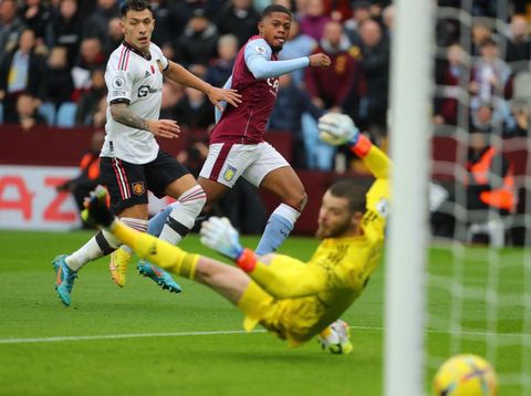Aston Villa's Jamaican striker Leon Bailey (C) scores his team's first goal past Manchester United's Spanish goalkeeper David de Gea (R) during the English Premier League football match between Aston Villa and Manchester Utd at Villa Park in Birmingham, central England on November 6, 2022. - RESTRICTED TO EDITORIAL USE. No use with unauthorized audio, video, data, fixture lists, club/league logos or 'live' services. Online in-match use limited to 120 images. An additional 40 images may be used in extra time. No video emulation. Social media in-match use limited to 120 images. An additional 40 images may be used in extra time. No use in betting publications, games or single club/league/player publications. (Photo by Geoff Caddick / AFP) / RESTRICTED TO EDITORIAL USE. No use with unauthorized audio, video, data, fixture lists, club/league logos or 'live' services. Online in-match use limited to 120 images. An additional 40 images may be used in extra time. No video emulation. Social media in-match use limited to 120 images. An additional 40 images may be used in extra time. No use in betting publications, games or single club/league/player publications. / RESTRICTED TO EDITORIAL USE. No use with unauthorized audio, video, data, fixture lists, club/league logos or 'live' services. Online in-match use limited to 120 images. An additional 40 images may be used in extra time. No video emulation. Social media in-match use limited to 120 images. An additional 40 images may be used in extra time. No use in betting publications, games or single club/league/player publications. (Photo by GEOFF CADDICK/AFP via Getty Images)