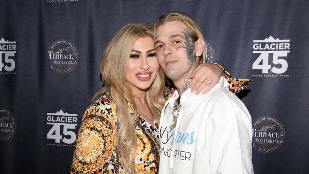 LAS VEGAS, NEVADA - FEBRUARY 12: Model Melanie Martin  (L) and her fiance, singer and producer Aaron Carter, arrive at Larry Flynt's Hustler Club on February 12, 2022 in Las Vegas, Nevada. (Photo by Gabe Ginsberg/Getty Images)