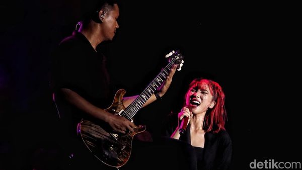 Aksi Memukau Isyana Sarasvati di Joyland Festival 2022