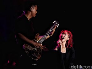 Aksi Memukau Isyana Sarasvati di Joyland Festival 2022 Aksi Memukau Isyana Sarasvati di Joyland Festival 2022