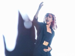 Gaya Busana Isyana dan Yura Yunita di Panggung Joyland Festival 2022