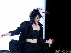 Aksi Kocak Isyana Ngomong Logat Medok di Panggung Joyland Festival