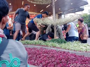 Seorang Pria di Medan Dikeroyok: Dipukul Pakai Helm-Diseret ke Aspal Seorang Pria di Medan Dikeroyok: Dipukul Pakai Helm-Diseret ke Aspal