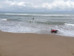 Seorang Pria di Blitar Nekat Ceburkan Diri ke Laut