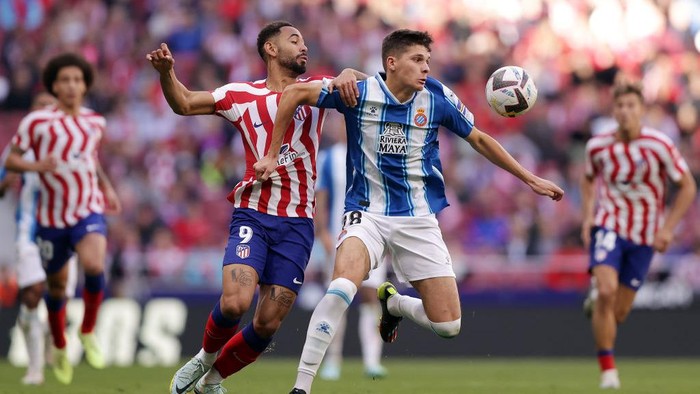 MADRID, SPAIN - NOVEMBER 06: Simo of RCD Espanyol competes for the ball with Matheus Cunha of Atletico de Madrid during the LaLiga Santander match between Atletico de Madrid and RCD Espanyol at Civitas Metropolitano Stadium on November 06, 2022 in Madrid, Spain. (Photo by Gonzalo Arroyo Moreno/Getty Images)