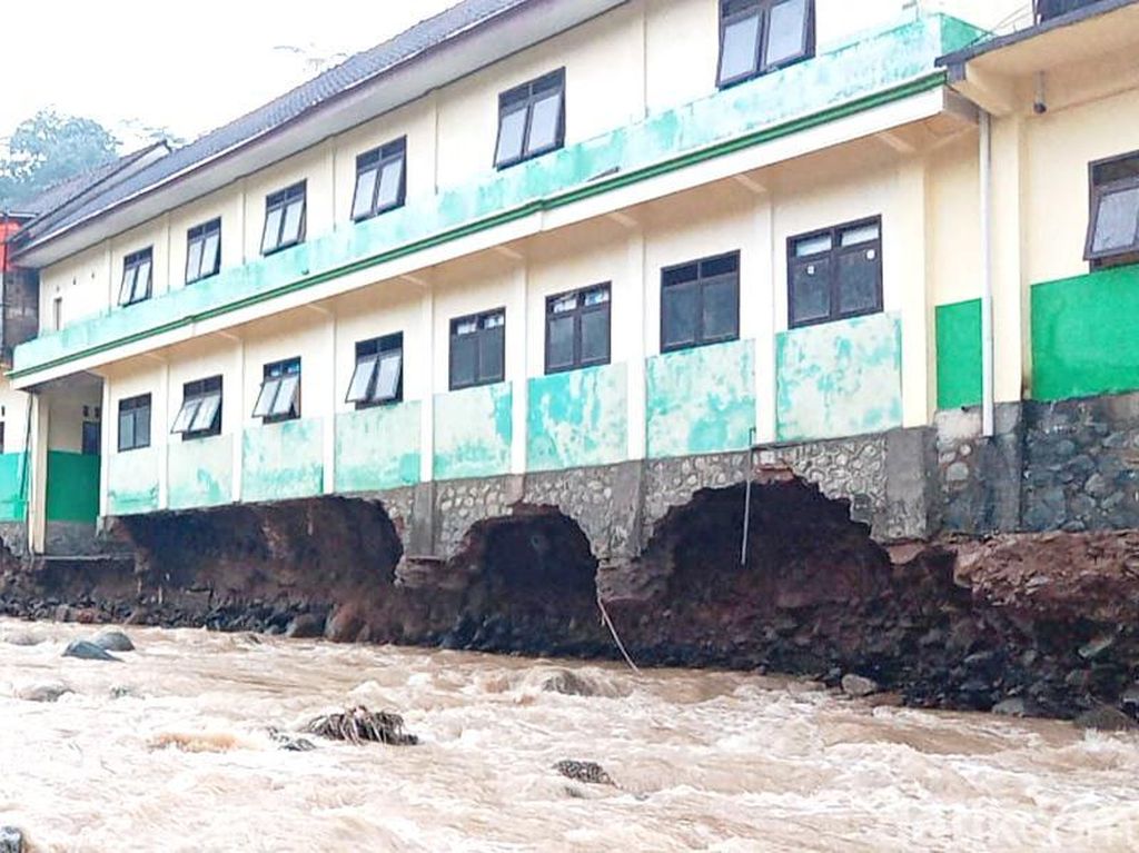 Sekolah di Trenggalek Terancam Roboh Setelah Dihantam Banjir