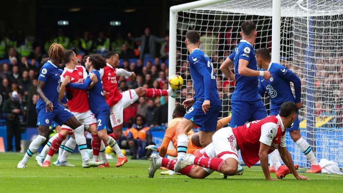 LONDON, ENGLAND - NOVEMBER 06:  Gabriel Magalhaes of Arsenal scores the opening goal during the Premier League match between Chelsea FC and Arsenal FC at Stamford Bridge on November 6, 2022 in London, United Kingdom. (Photo by Marc Atkins/Getty Images)
